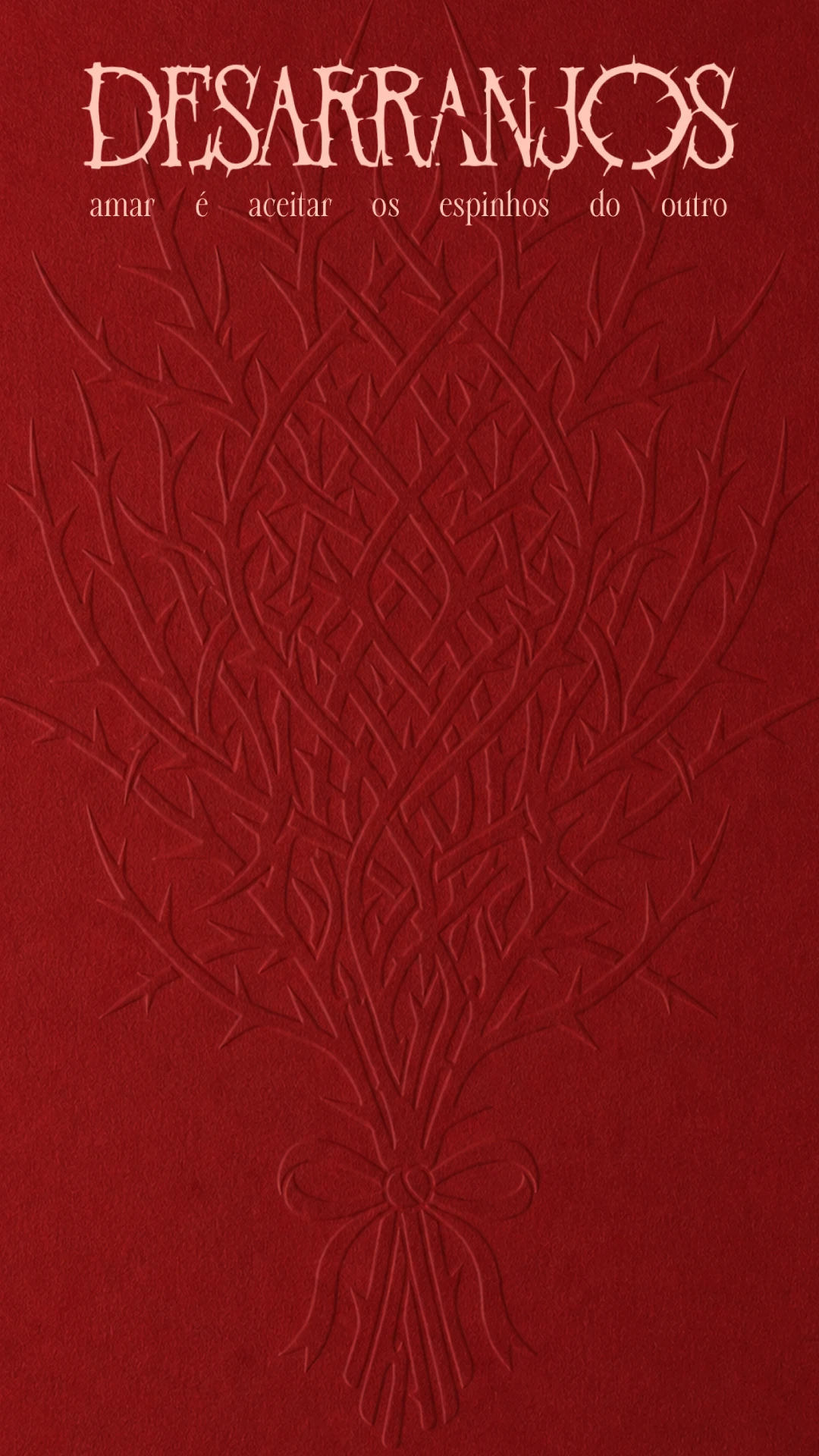 Imagem com fundo vermelho texturizado, apresentando ao centro uma coroa de espinhos em relevo; no topo, a palavra “DESARRANJOS”, e logo abaixo a frase “amar é aceitar os espinhos do outro”.